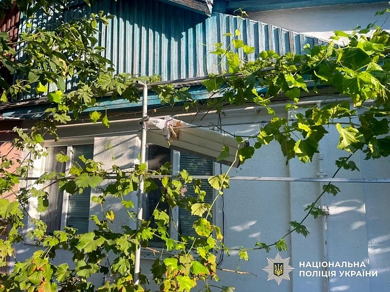 В Херсоне ударный дрон атаковал дом: попал в детскую кроватку с двухлетним ребенком В Херсоне ударный дрон атаковал дом: попал в детскую кроватку с двухлетним ребенком