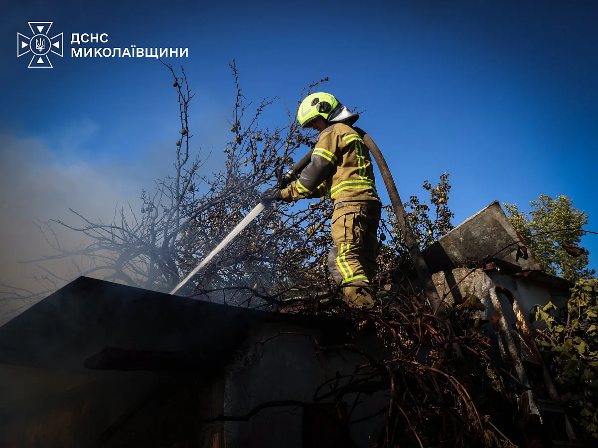 Пожар в Николаеве повредил два дома и пять хозяйственных построек (фото) Пожар в Николаеве повредил два дома и пять хозяйственных построек (фото)