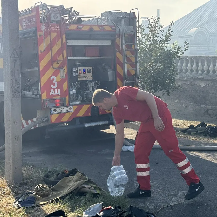 Ракетний удар по Миколаївському району вдень 18 серпня: фото з місця Ракетний удар по Миколаївському району вдень 18 серпня: фото з місця
