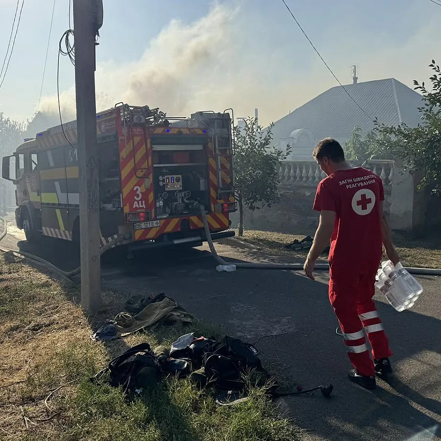 Ракетний удар по Миколаївському району вдень 18 серпня: фото з місця Ракетний удар по Миколаївському району вдень 18 серпня: фото з місця