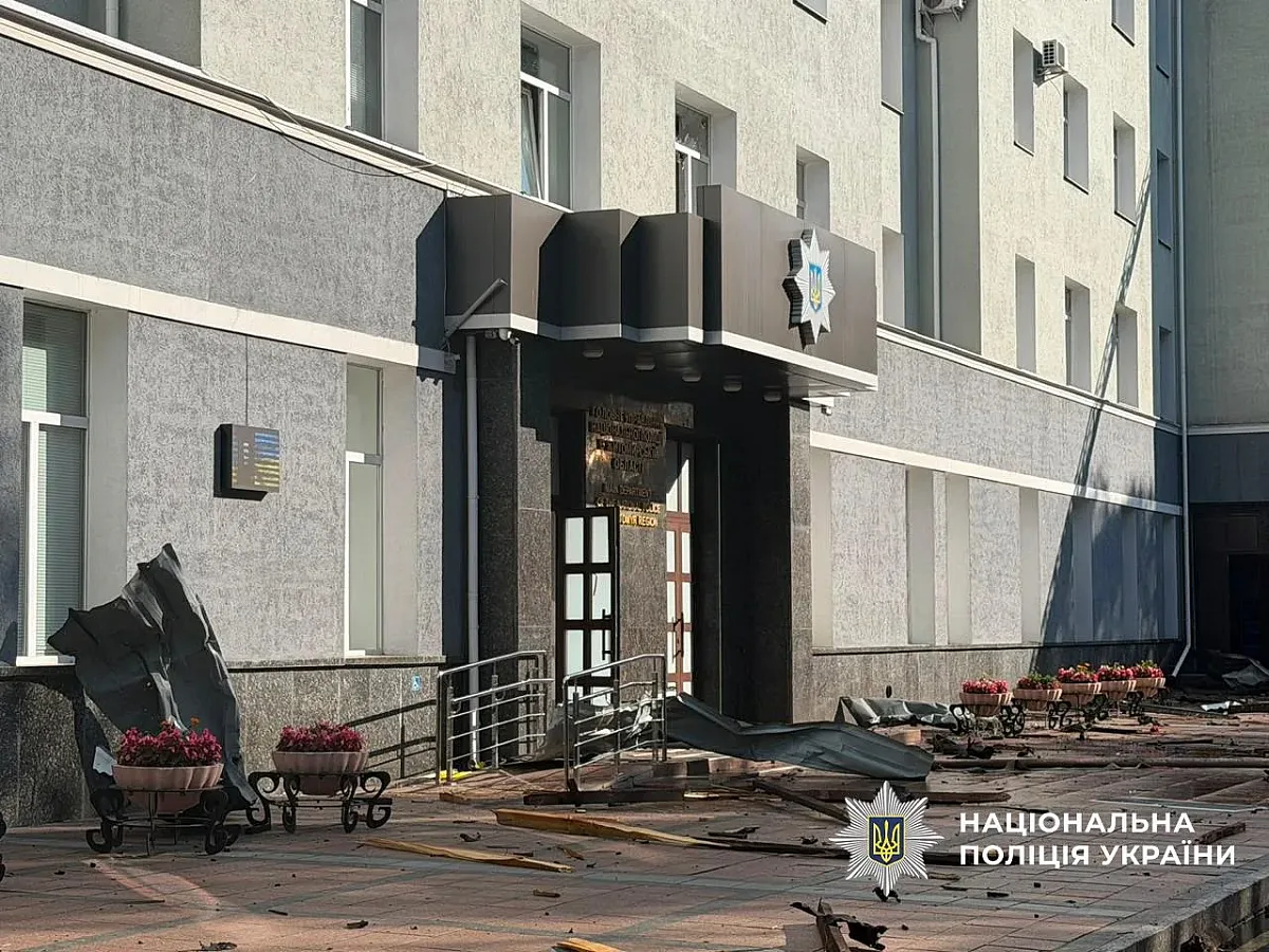 Атака на Житомир: погибли двое полицейских, около 20 человек пострадали Атака на Житомир: погибли двое полицейских, около 20 человек пострадали