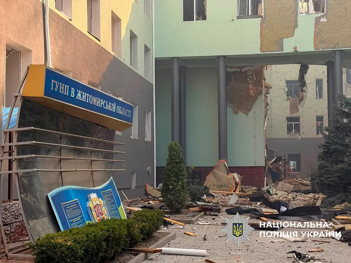 Атака на Житомир: погибли двое полицейских, около 20 человек пострадали Атака на Житомир: погибли двое полицейских, около 20 человек пострадали