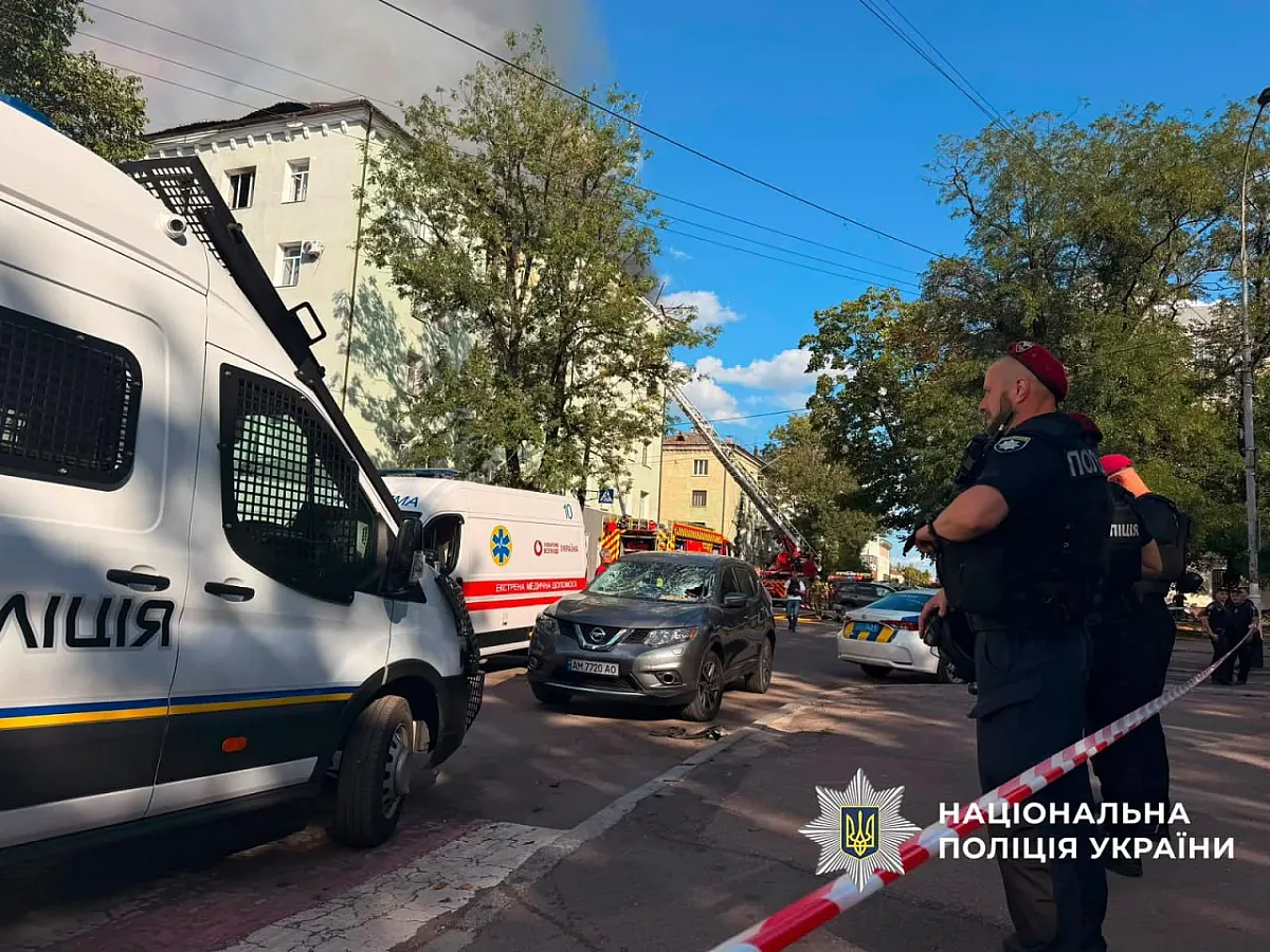 Атака на Житомир: погибли двое полицейских, около 20 человек пострадали Атака на Житомир: погибли двое полицейских, около 20 человек пострадали