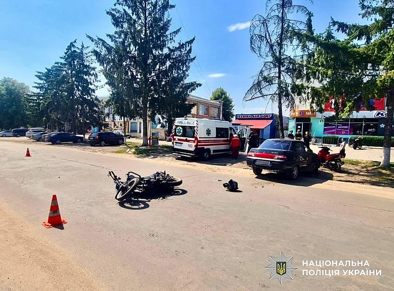 Полицейский за рулём столкнулся с мотоциклом на Николаевщине: пострадал подросток Полицейский за рулём столкнулся с мотоциклом на Николаевщине: пострадал подросток