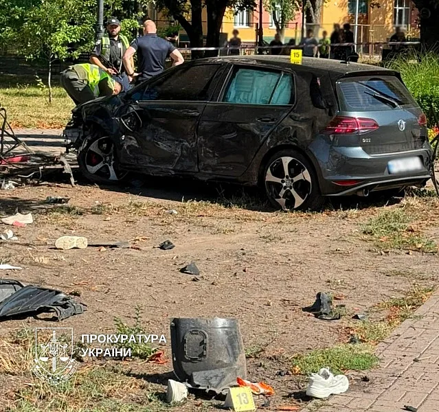 В Киеве водителю Volkswagen, влетевшему в остановку, объявили о подозрении В Киеве водителю Volkswagen, влетевшему в остановку, объявили о подозрении