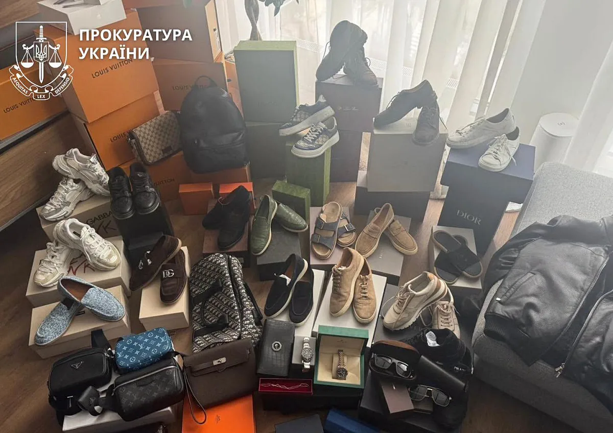 Майора ДШВ обвиняют в незаконном обогащении на 26 млн грн, его подчиненную - в даче взятки Майора ДШВ обвиняют в незаконном обогащении на 26 млн грн, его подчиненную - в даче взятки