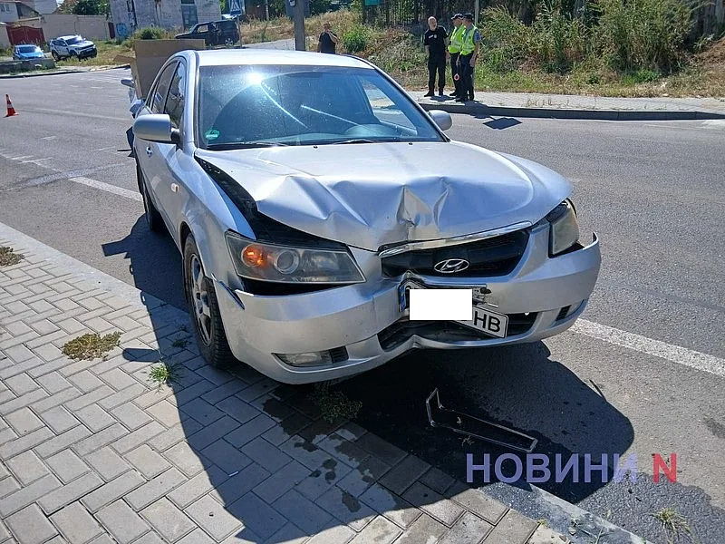 Hyundai врезался в столб после столкновения с Geely в Николаеве: пострадал водитель Hyundai врезался в столб после столкновения с Geely в Николаеве: пострадал водитель
