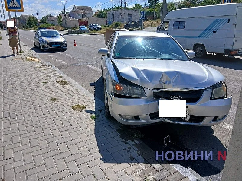 Hyundai врезался в столб после столкновения с Geely в Николаеве: пострадал водитель Hyundai врезался в столб после столкновения с Geely в Николаеве: пострадал водитель