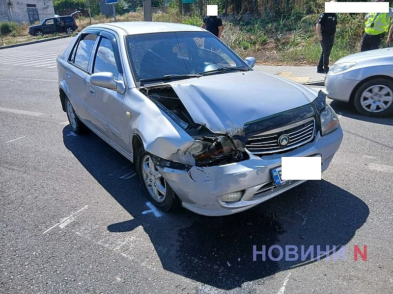 Hyundai врезался в столб после столкновения с Geely в Николаеве: пострадал водитель Hyundai врезался в столб после столкновения с Geely в Николаеве: пострадал водитель