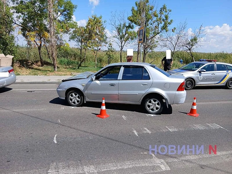 Hyundai врезался в столб после столкновения с Geely в Николаеве: пострадал водитель Hyundai врезался в столб после столкновения с Geely в Николаеве: пострадал водитель