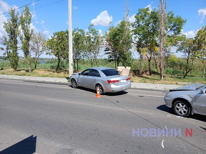 Hyundai врезался в столб после столкновения с Geely в Николаеве: пострадал водитель Hyundai врезался в столб после столкновения с Geely в Николаеве: пострадал водитель
