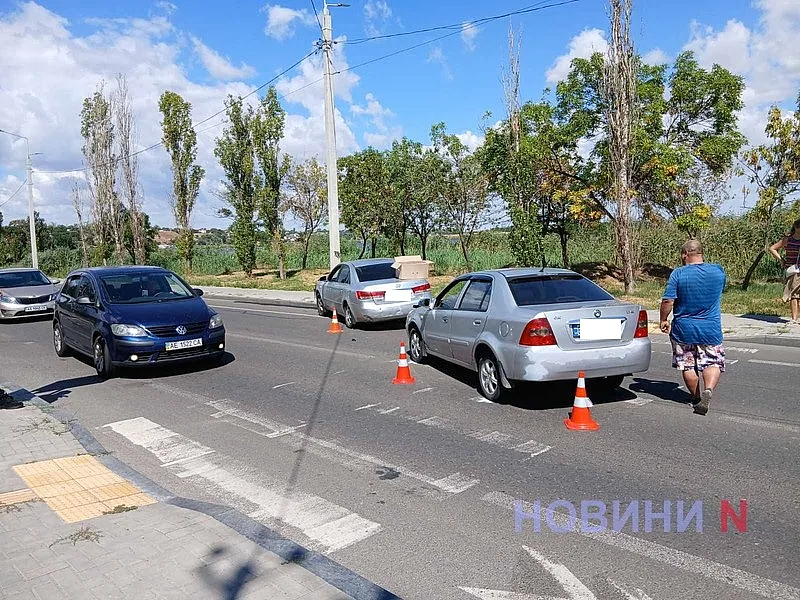 Hyundai врезался в столб после столкновения с Geely в Николаеве: пострадал водитель Hyundai врезался в столб после столкновения с Geely в Николаеве: пострадал водитель