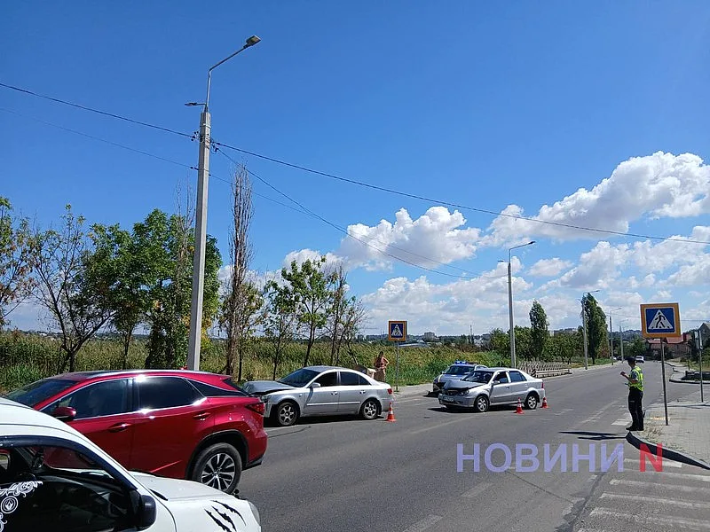 Hyundai врезался в столб после столкновения с Geely в Николаеве: пострадал водитель Hyundai врезался в столб после столкновения с Geely в Николаеве: пострадал водитель