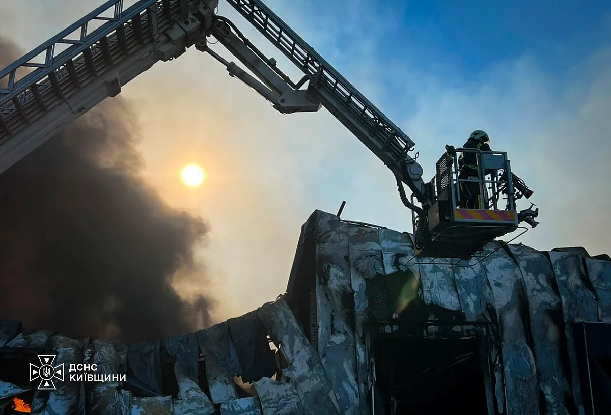 Нічна атака на Київ: кількість загиблих зросла, продовжується ліквідація наслідків (фото) Нічна атака на Київ: кількість загиблих зросла, продовжується ліквідація наслідків (фото)