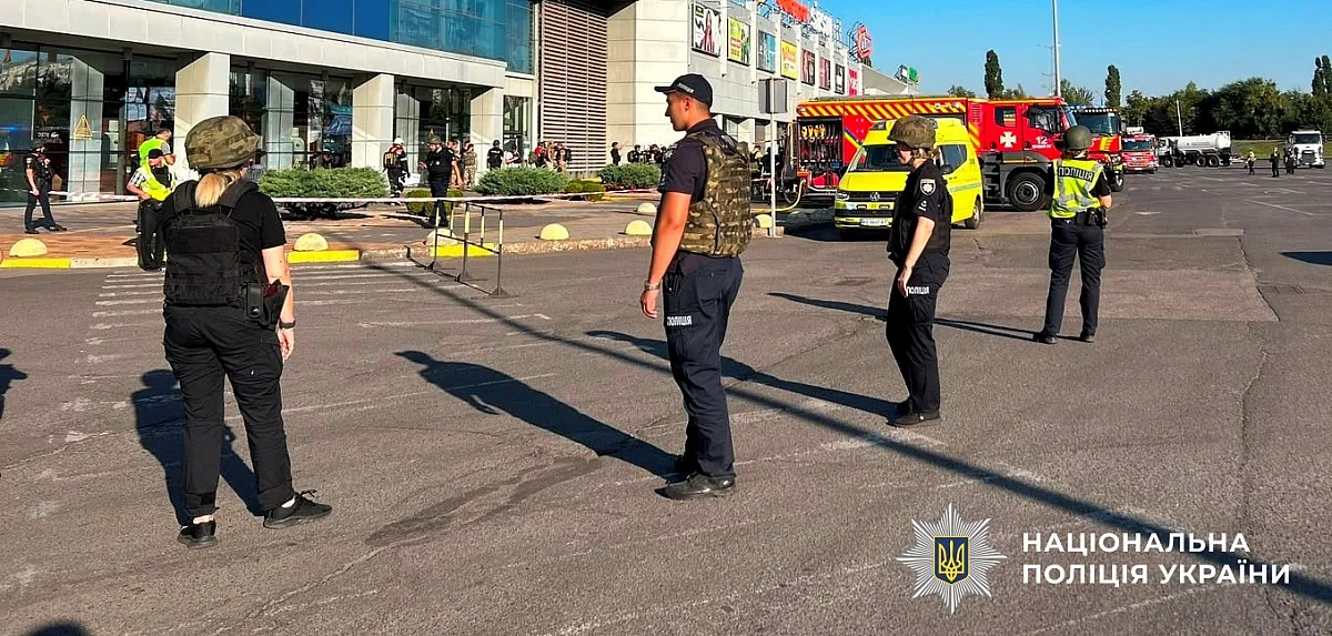 Появились новые фото с места российского удара по торговому центру в Кривом Роге Появились новые фото с места российского удара по торговому центру в Кривом Роге