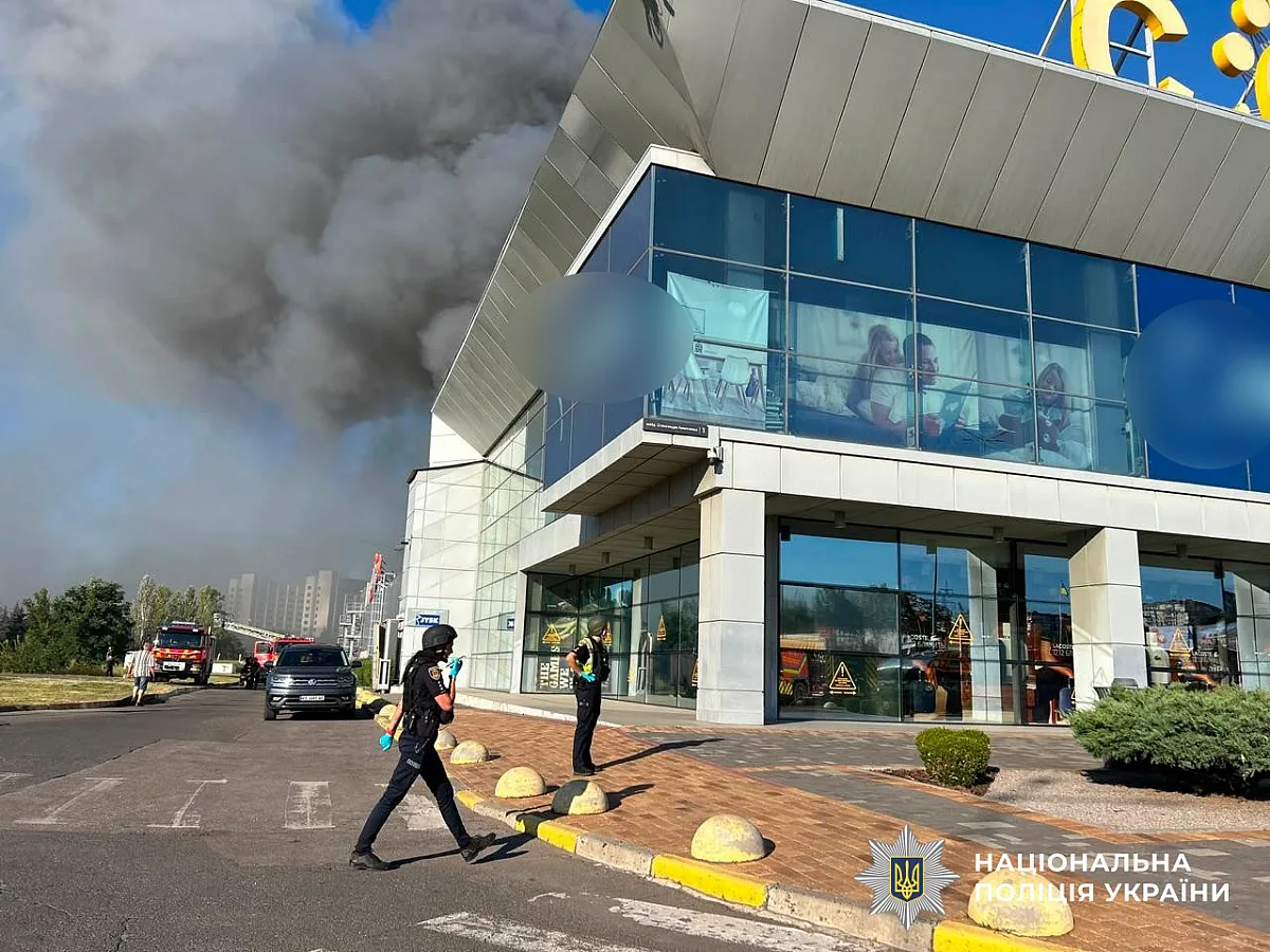 Появились новые фото с места российского удара по торговому центру в Кривом Роге Появились новые фото с места российского удара по торговому центру в Кривом Роге