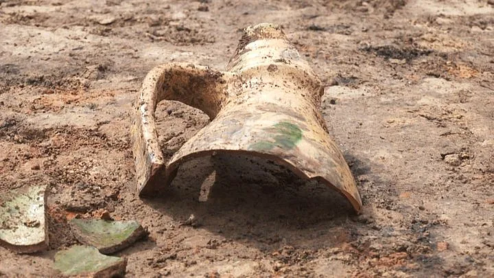 На Львовщине во время ремонта дороги нашли 13 захоронений, среди них детские (видео) На Львовщине во время ремонта дороги нашли 13 захоронений, среди них детские (видео)