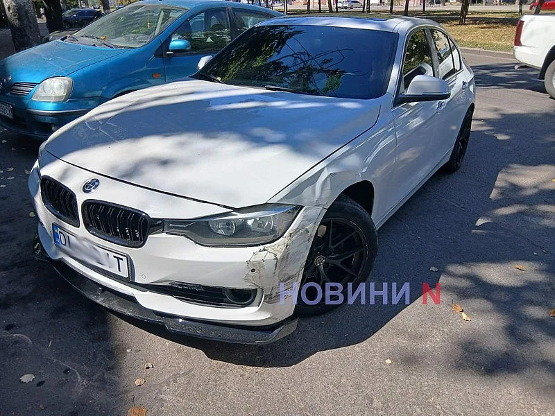 В центре Николаева «БМВ» врезался в «Фольксваген» В центре Николаева «БМВ» врезался в «Фольксваген»