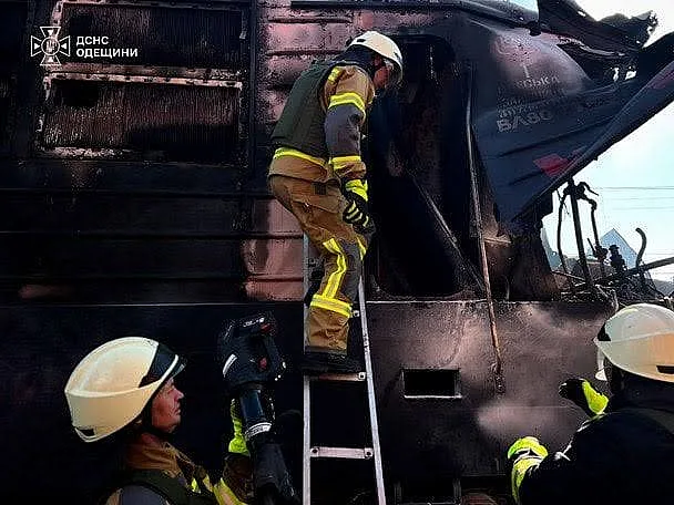 беспилотник попал в локомотив пассажирского поезда.. фото иллюстрационное беспилотник попал в локомотив пассажирского поезда.. фото иллюстрационное