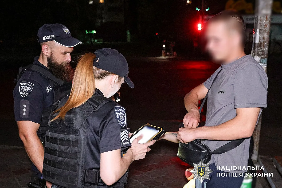 В Николаеве со спецназовцами и служебными собаками провели вечерний рейд на улицах (фото) В Николаеве со спецназовцами и служебными собаками провели вечерний рейд на улицах (фото)