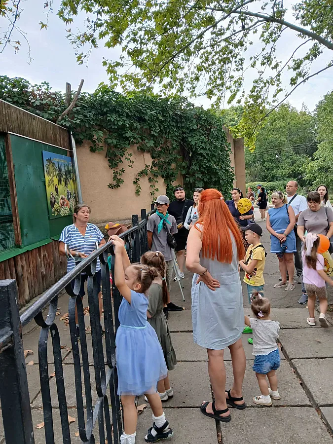 У Миколаївському зоопарку відвідувачам дозволили нагодувати мавп У Миколаївському зоопарку відвідувачам дозволили нагодувати мавп