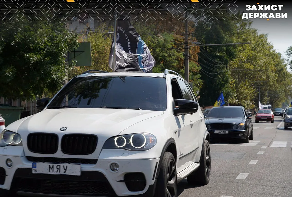 В Николаеве ко Дню флага организовали патриотический автопробег (фото) В Николаеве ко Дню флага организовали патриотический автопробег (фото)