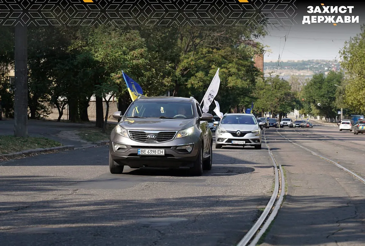 В Николаеве ко Дню флага организовали патриотический автопробег (фото) В Николаеве ко Дню флага организовали патриотический автопробег (фото)