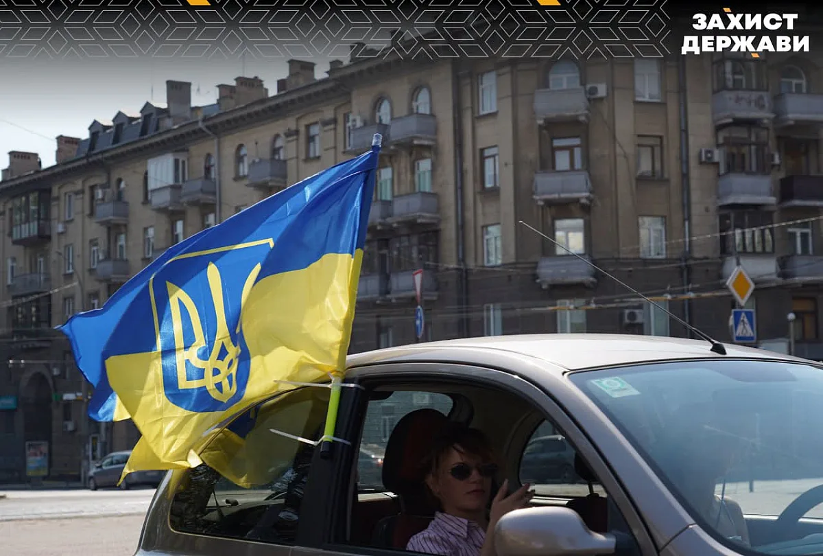 В Николаеве ко Дню флага организовали патриотический автопробег (фото) В Николаеве ко Дню флага организовали патриотический автопробег (фото)