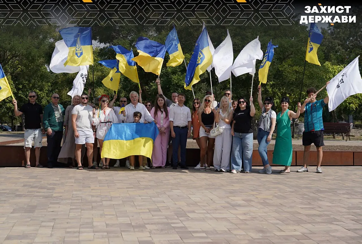 В Николаеве ко Дню флага организовали патриотический автопробег (фото) В Николаеве ко Дню флага организовали патриотический автопробег (фото)