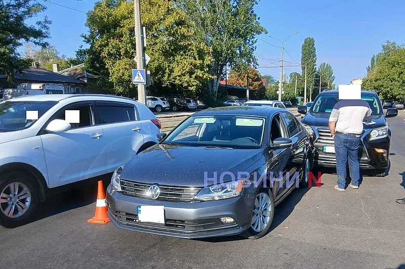 Lexus «догнал» Volkswagen на перекрестке в Николаеве (фото) Lexus «догнал» Volkswagen на перекрестке в Николаеве (фото)