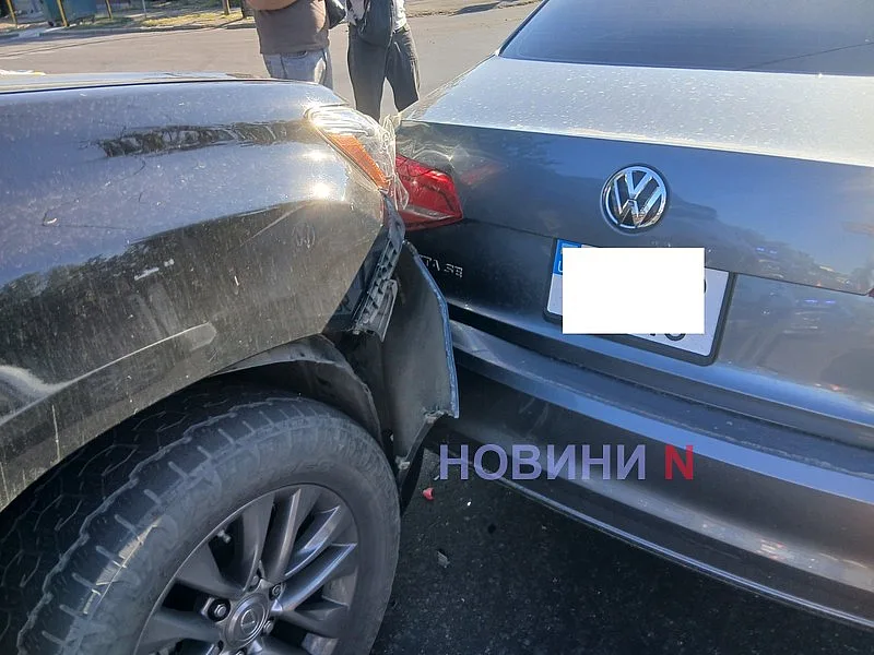 Lexus «догнал» Volkswagen на перекрестке в Николаеве (фото) Lexus «догнал» Volkswagen на перекрестке в Николаеве (фото)