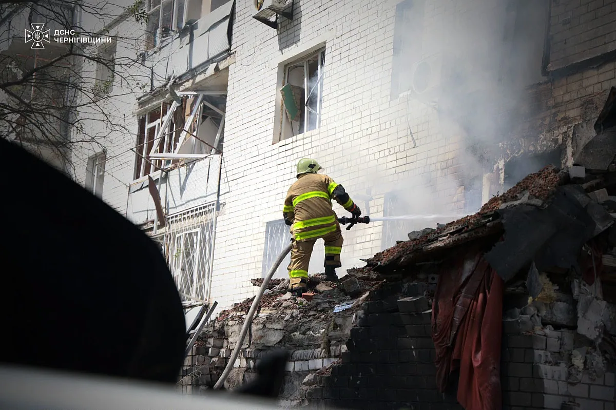 В центре Чернигова беспилотник ударил по девятиэтажке: много пострадавших (фото) В центре Чернигова беспилотник ударил по девятиэтажке: много пострадавших (фото)