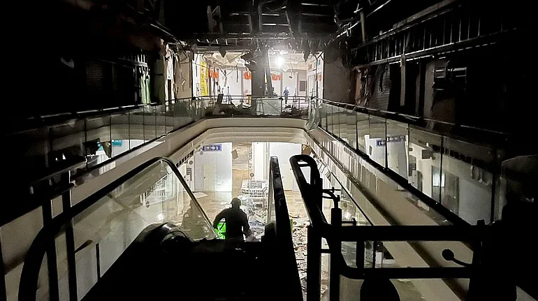 На окраине Днепра россияне разрушили ТРЦ: внутри и рядом возник пожар (фото) На окраине Днепра россияне разрушили ТРЦ: внутри и рядом возник пожар (фото)