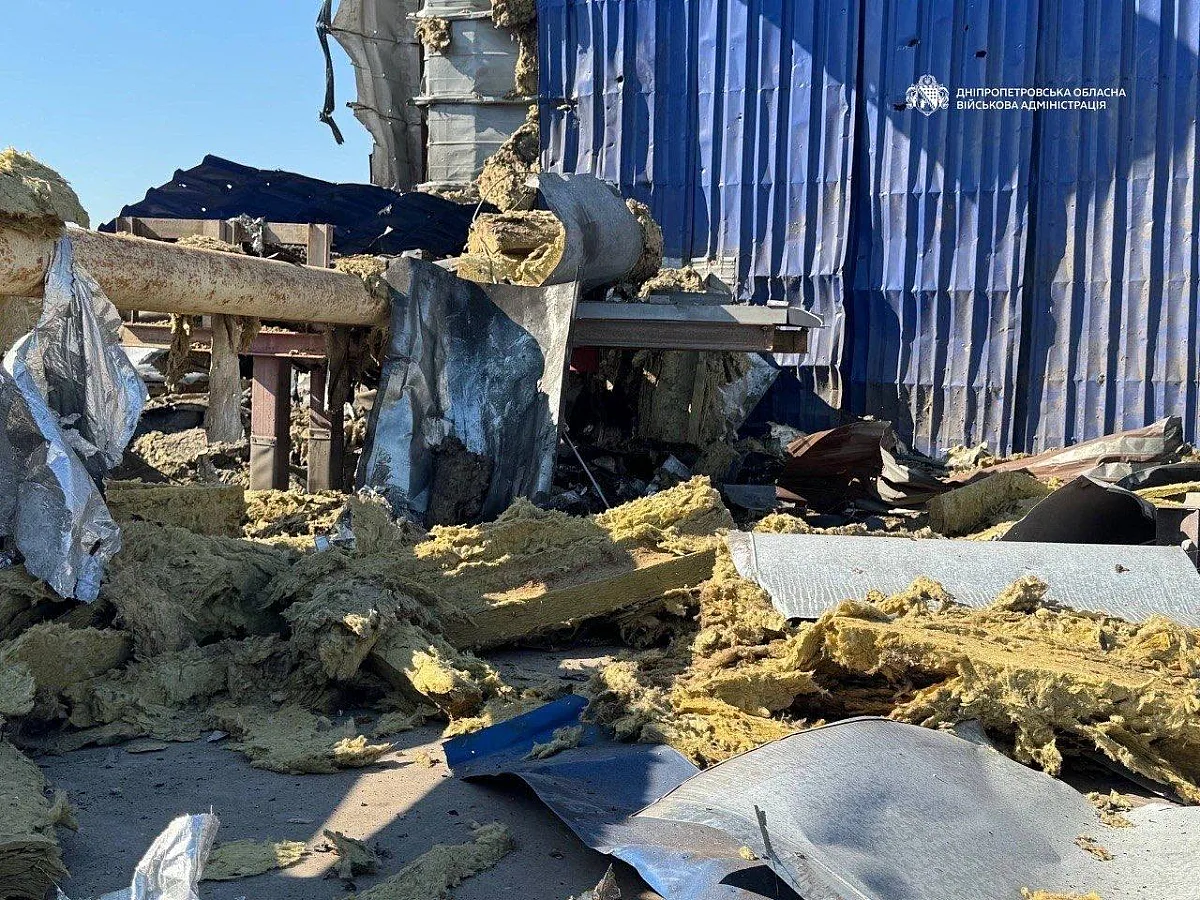 На окраине Днепра россияне разрушили ТРЦ: внутри и рядом возник пожар (фото) На окраине Днепра россияне разрушили ТРЦ: внутри и рядом возник пожар (фото)