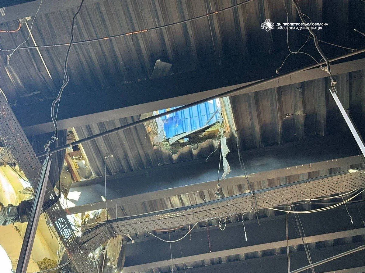 На окраине Днепра россияне разрушили ТРЦ: внутри и рядом возник пожар (фото) На окраине Днепра россияне разрушили ТРЦ: внутри и рядом возник пожар (фото)
