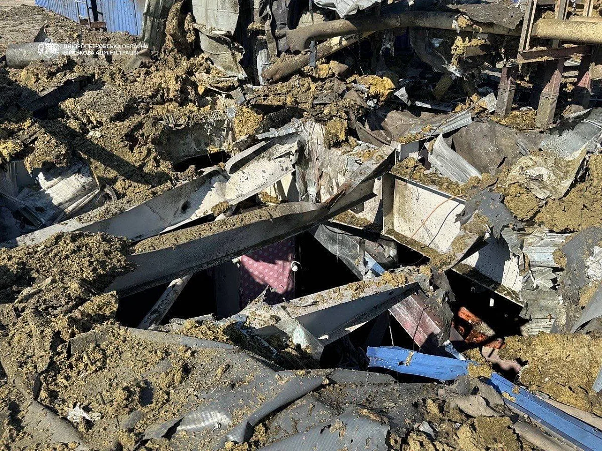 На окраине Днепра россияне разрушили ТРЦ: внутри и рядом возник пожар (фото) На окраине Днепра россияне разрушили ТРЦ: внутри и рядом возник пожар (фото)