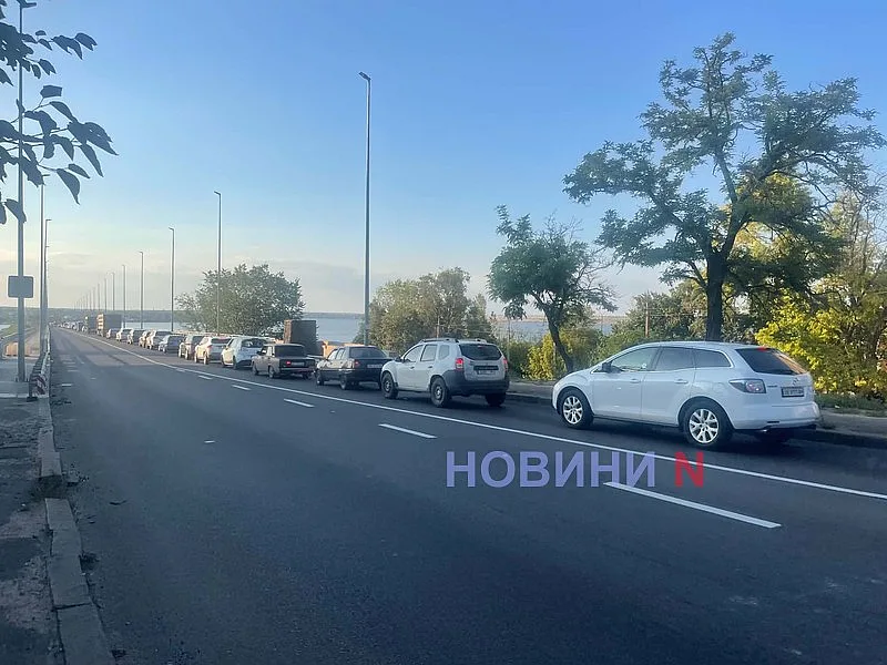 На мосту в Николаеве фура сбила велосипедиста: пострадавшего увезла «скорая», огромная пробка На мосту в Николаеве фура сбила велосипедиста: пострадавшего увезла «скорая», огромная пробка
