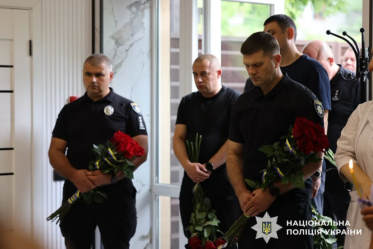 Захищав Херсон від ворожих дронів: у Миколаєві попрощалися з поліцейським (фото) Захищав Херсон від ворожих дронів: у Миколаєві попрощалися з поліцейським (фото)