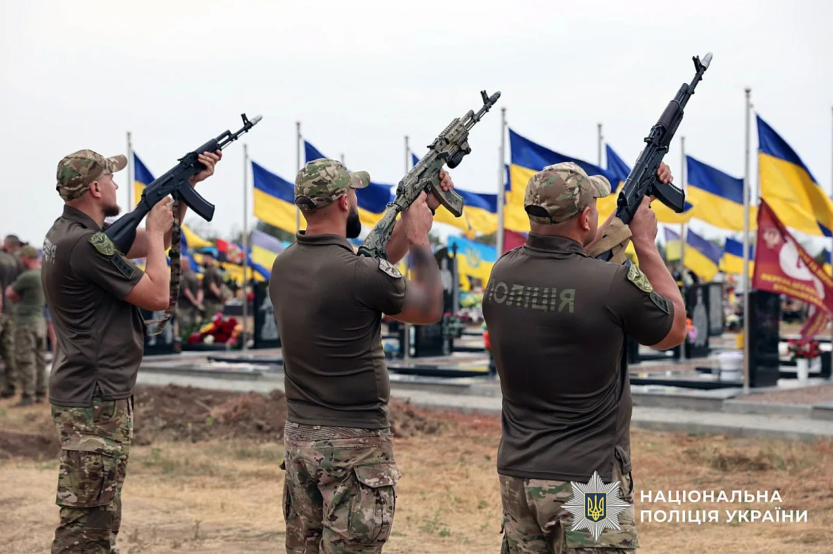 Захищав Херсон від ворожих дронів: у Миколаєві попрощалися з поліцейським (фото) Захищав Херсон від ворожих дронів: у Миколаєві попрощалися з поліцейським (фото)