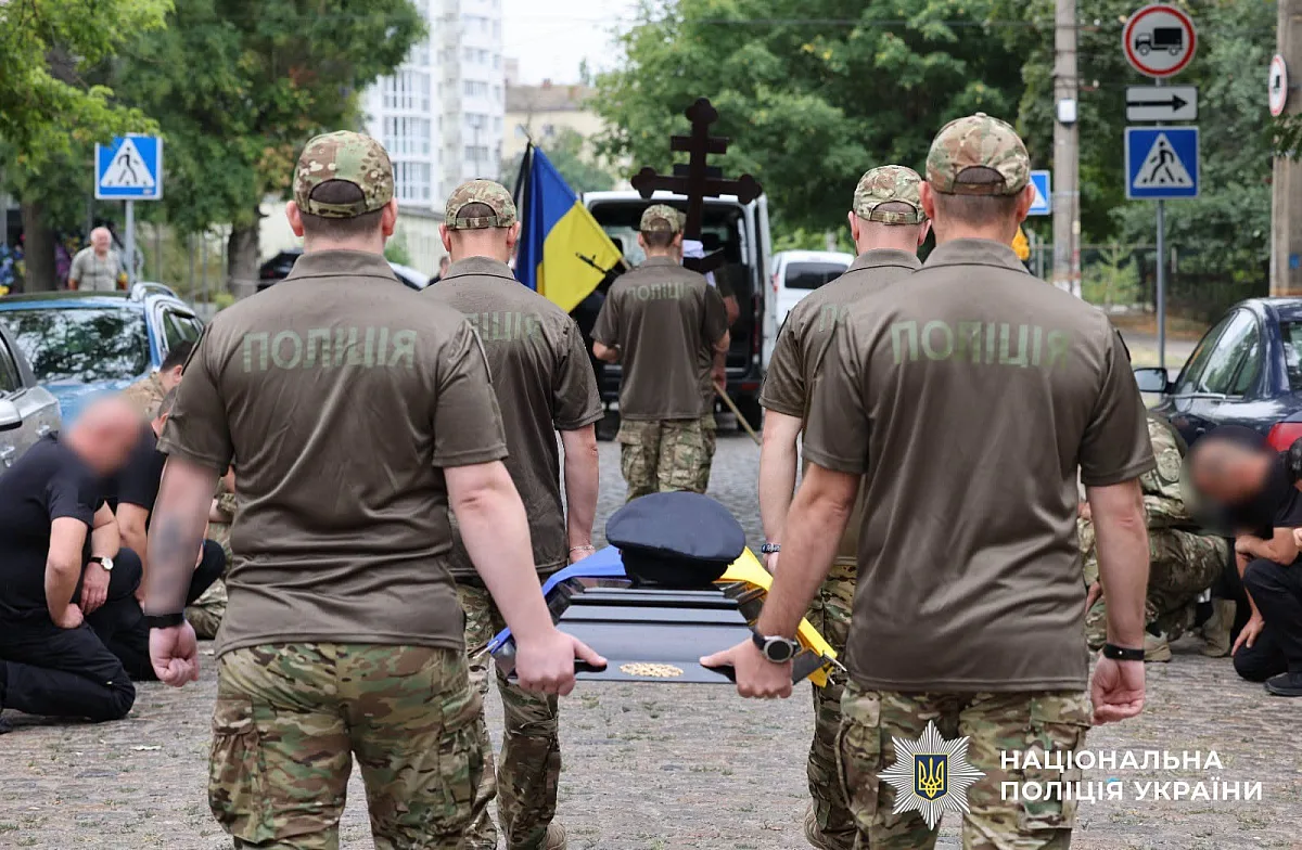 Захищав Херсон від ворожих дронів: у Миколаєві попрощалися з поліцейським (фото) Захищав Херсон від ворожих дронів: у Миколаєві попрощалися з поліцейським (фото)