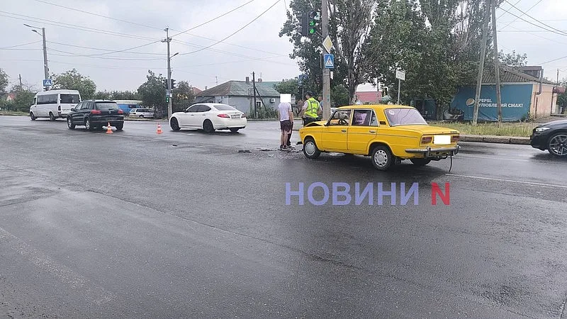 На перекрестке в Николаеве столкнулись «Жигули» и Volkswagen — пострадала женщина На перекрестке в Николаеве столкнулись «Жигули» и Volkswagen — пострадала женщина