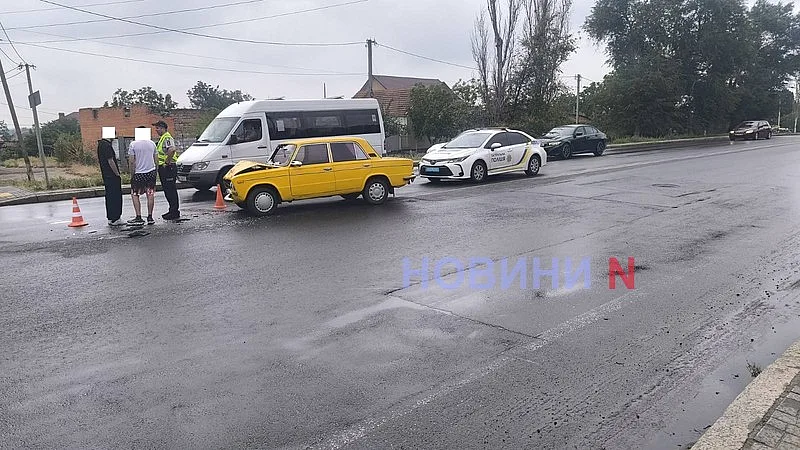 На перекрестке в Николаеве столкнулись «Жигули» и Volkswagen — пострадала женщина На перекрестке в Николаеве столкнулись «Жигули» и Volkswagen — пострадала женщина