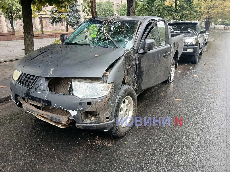 В Николаеве «Мицубиси» на мокрой дороге врезался в дерево (фото) В Николаеве «Мицубиси» на мокрой дороге врезался в дерево (фото)