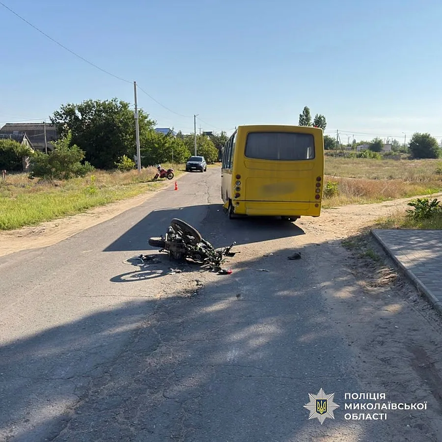 Два подростка на мотоциклах столкнулись с автобусом в Николаевской области: один в реанимации Два подростка на мотоциклах столкнулись с автобусом в Николаевской области: один в реанимации