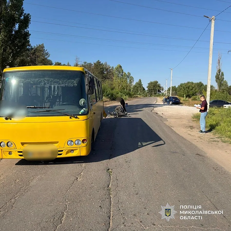 Два подростка на мотоциклах столкнулись с автобусом в Николаевской области: один в реанимации Два подростка на мотоциклах столкнулись с автобусом в Николаевской области: один в реанимации