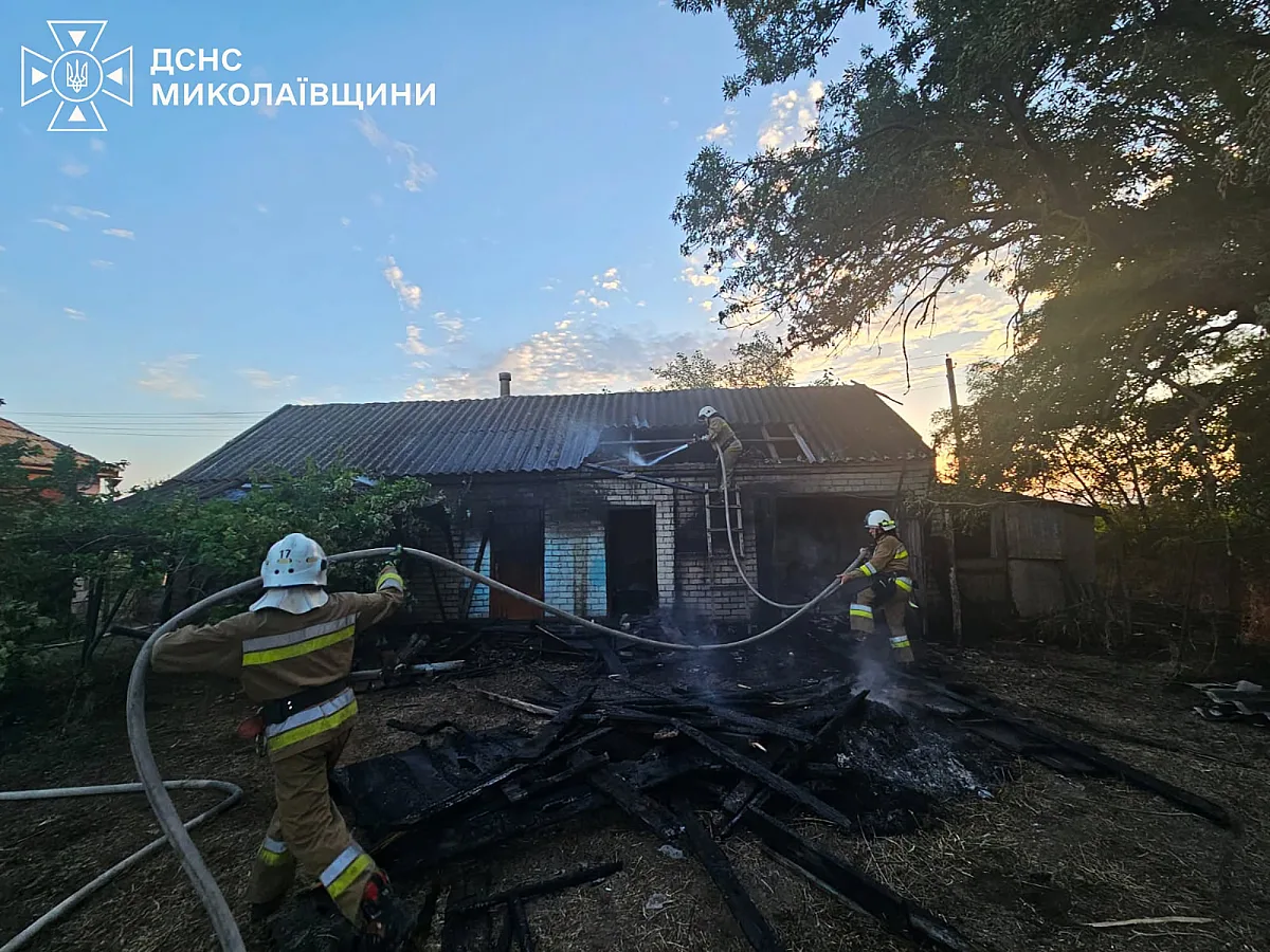 Рятувальники показали фото наслідків ворожої атаки на Миколаївщину Рятувальники показали фото наслідків ворожої атаки на Миколаївщину