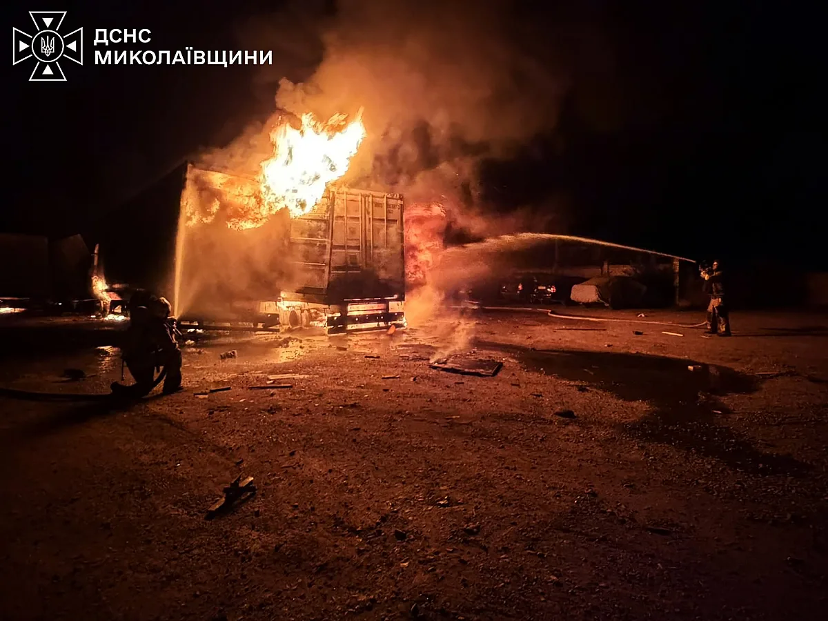 Рятувальники показали фото наслідків ворожої атаки на Миколаївщину Рятувальники показали фото наслідків ворожої атаки на Миколаївщину