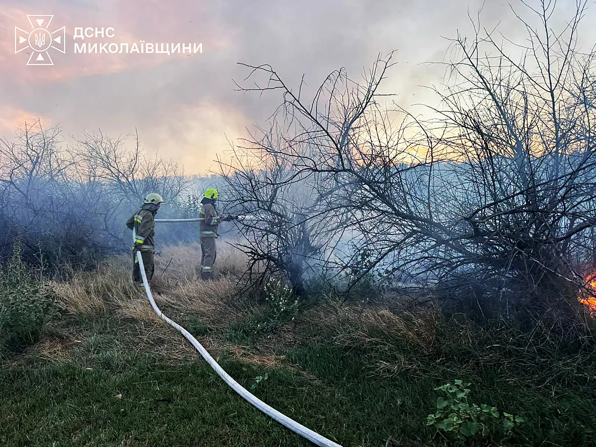 Рятувальники показали фото наслідків ворожої атаки на Миколаївщину Рятувальники показали фото наслідків ворожої атаки на Миколаївщину