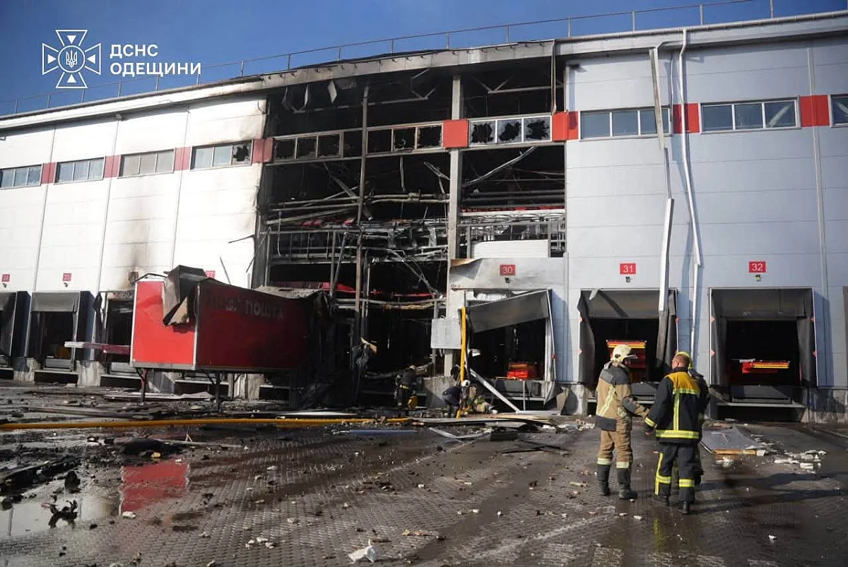 На Одещині ворог завдав удару по терміналу «Нової пошти»: виникла пожежа На Одещині ворог завдав удару по терміналу «Нової пошти»: виникла пожежа