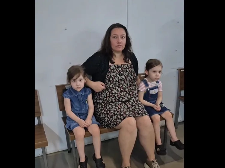 В Николаеве четырехлетних близнецов повесткой вызвали в суд: семья оспаривает выселение из дома (видео) В Николаеве четырехлетних близнецов повесткой вызвали в суд: семья оспаривает выселение из дома (видео)